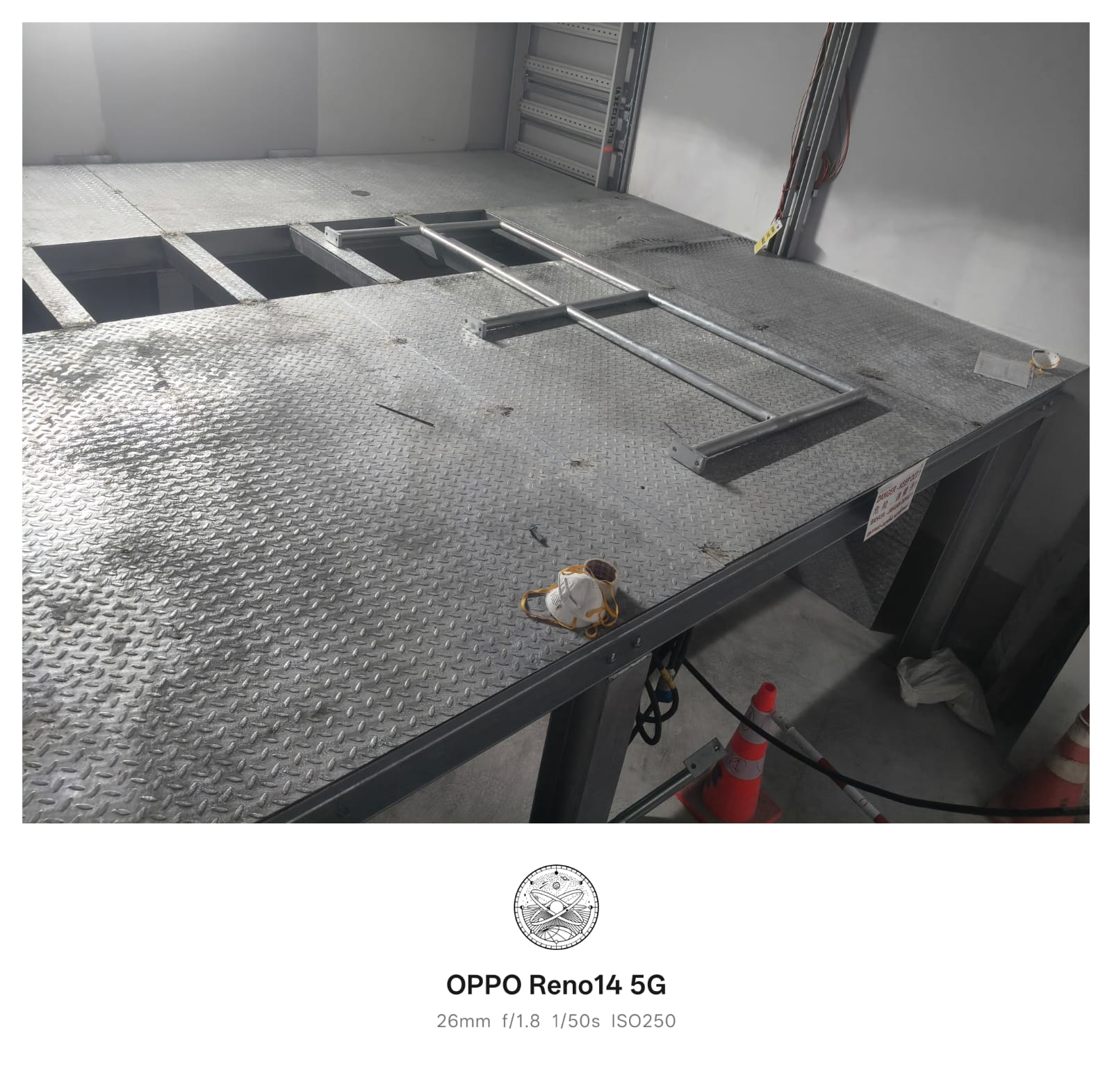 Heavy base plate and foundation anchor bolt support for structural columns