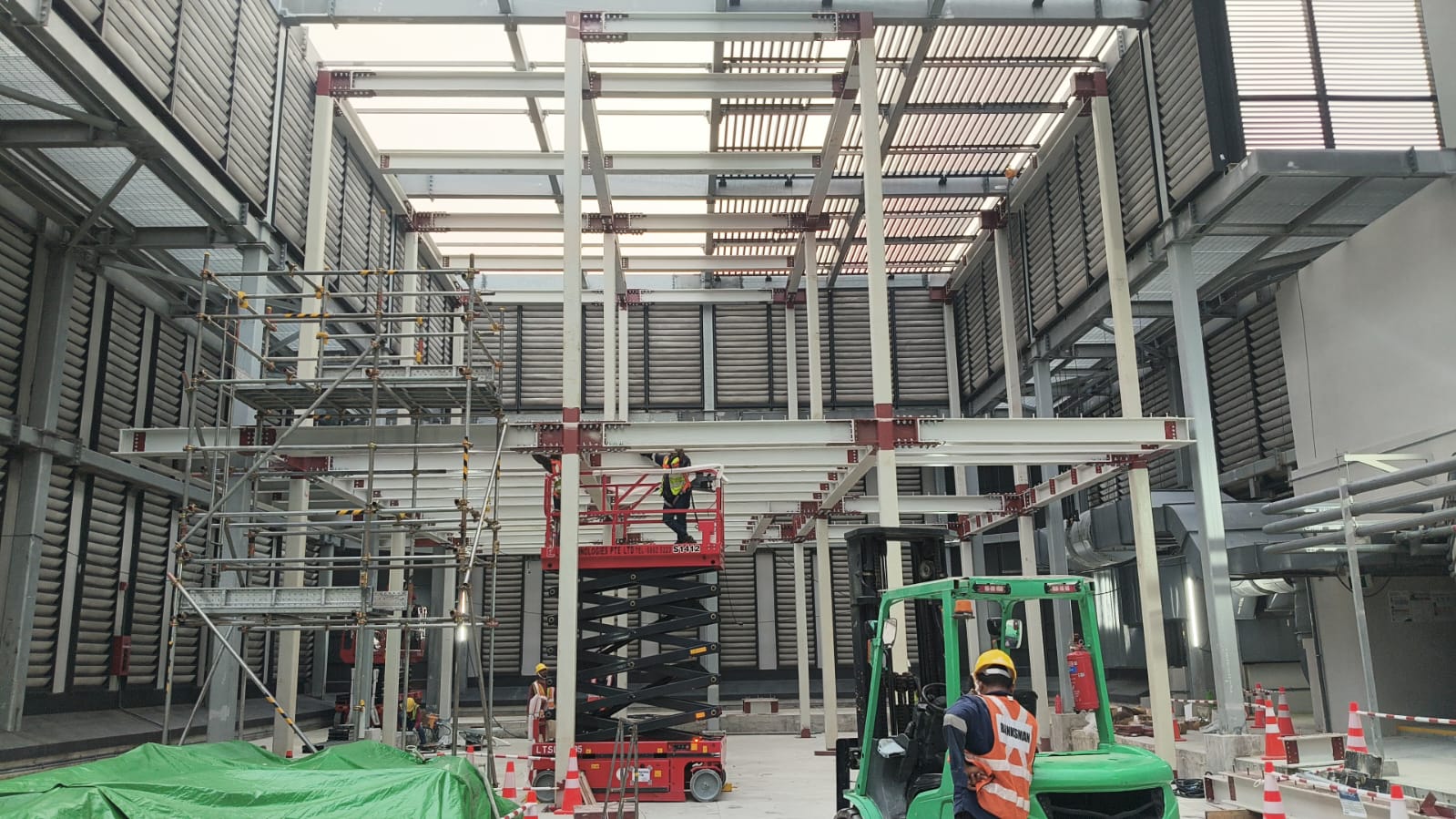 Site assembly of multi-tier structural steel framing with scissor lifts